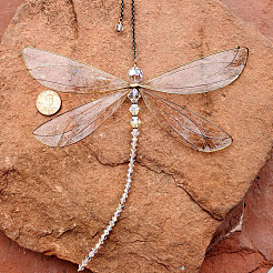 1 colgante de libélula esmaltado en vidrio y metal.&nbsp;HJEW-CN0001-29