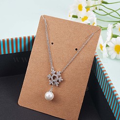 Collier lariat anti-ternissement avec pendentif en forme de flocon de neige de Noël et pompon en perles&nbsp;JN1055A