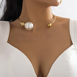 Collares tipo torques con perlas de imitación y bolas redondas de plástico CCB de latón.&nbsp;WG64653-01