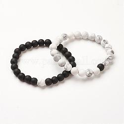Couples bracelets extensibles, avec des perles de verre noires et des perles howlite, mat, 2-1/4 pouce (58 mm), 2 pièces / kit