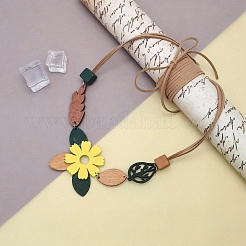 Halsketten mit Anhänger aus Holz in Form von Blüten und Blättern sowie Kunstlederkordel für Damen&nbsp;WG4EF74-01