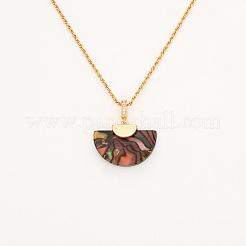 Collane da donna con ciondolo a forma di ventaglio in conchiglia di paua naturale tinta e catena in ottone.&nbsp;WG60023-03