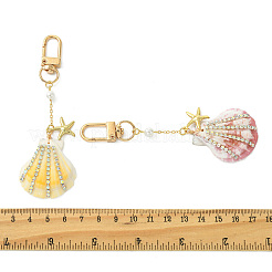 Adornos colgantes de concha de vieira natural y rhinestone de latón.&nbsp;HJEW-TA00459