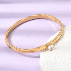 Bracciali rigidi da donna in acciaio inossidabile 304 con chiusura a cerniera e cuori impreziositi da zirconi cubici trasparenti.&nbsp;SA-CBAC920-17G
