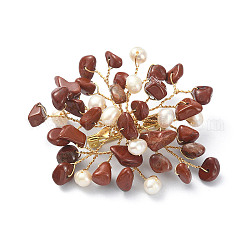 Broche de flor con cuentas de perlas y virutas de jaspe rojo natural, pin de solapa de envoltura de alambre de acero inoxidable dorado 304 para mujer, 45~55x55~60x10mm
