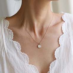 Colliers à pendentif carré en acier inoxydable 304 avec coquillage blanc naturel pour femmes&nbsp;FS-WG6BD04-01