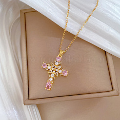 Collana con ciondolo a croce da donna in acciaio inossidabile 304 con pavé di zirconi rosa e perle finte.&nbsp;WGAE7D3-01