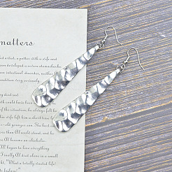 Boucles d'oreilles pendantes en alliage de zinc martelé en forme de larme&nbsp;FS-WG7782B-01