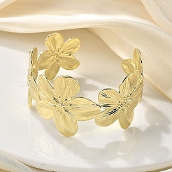 Offene Armreifen aus Messing mit Blumenmuster&nbsp;BJEW-M060-05G