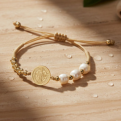 Armbänder aus Imitationsperlen und Messing mit geflochtenem Motiv des Heiligen Benedikt&nbsp;KP6024