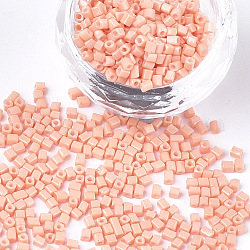 Perles de verre de peinture de cuisson, cube, saumon clair, 2~6x2x2mm, Trou: 0.8mm, environ 30000 pcs / sachet 