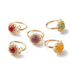Anillos de dedo de piedras preciosas mixtas naturales para mujeres niñas, anillo de perlas de concha redonda, anillo de alambre de latón, dorado, nosotros tamaño 7 3/4 (17.9 mm)