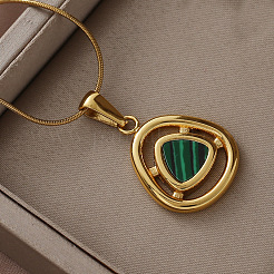 Colliers pour femmes avec pendentif triangle en acier inoxydable chirurgical 316 et coquillage synthétique teinté&nbsp;ZG7570