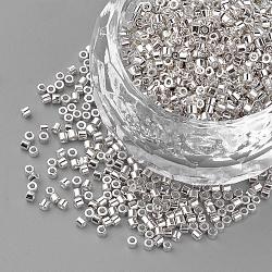 Perline di semi del cilindro della placca, taglia uniforme, colori metallici, argento, 1~1.5x1.5~2mm, Foro: 0.5 mm, su 50 g / borsa, circa 5000pcs/scatola