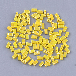 Perline di vetro opaco a 2 foro, colori ab, rettangolo, giallo, 4.5~5.5x2x2~2.5mm, Foro: 0.5~0.8 mm