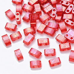 Perles de rocaille en verre transparent à cuisson 2 trou, de couleur plaquée ab , rectangle, rouge, 4.5~5.5x2x2~2.5mm, Trou: 0.5~0.8mm, environ 250 pcs/10 g
