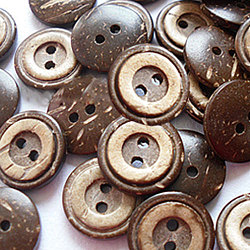 刻まれた2ホールの基本的な縫いボタン  ココナッツボタン  ココナッツブラウン  直径約13mm  約100個/袋