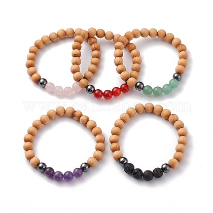 Donna Graziosa Con I Braccialetti Dell'anello Delle Collane Dei Gioielli 65888404