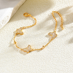 Eleganti bracciali da donna in ottone con catena a maglie a farfalla e micro pavé di zirconi trasparenti.&nbsp;FX8135-1