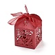 レーザーカット紙は、ハートと花のキャンディーボックスをくり抜く  リボン付きの正方形  結婚式のベビーシャワーパーティーのためのギフト包装を好む  クリムゾン  5x5x7.6cm CON-C001-02-1
