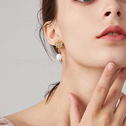 Orecchini pendenti con sole di zirconi trasparenti e perle di conchiglia&nbsp;JE953A