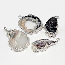 Importé agate géode naturel gros pendentifs, pépites, avec accessoires en laiton, couleur d'argent, 35~71x15~35x5~8mm, Trou: 5x8mm