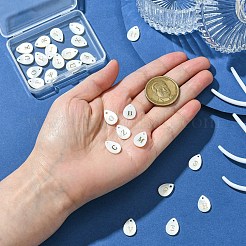 26 Stück 26 Stile natürliche Muschel Tropfen Charms mit goldfarbenen Metall Buchstabenscheiben&nbsp;SHEL-CJ0001-33