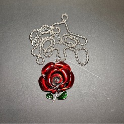 Vintage-Halskette mit Anhänger in Form einer roten Rose aus Emaille im gotischen Stil für Damen&nbsp;GR0561