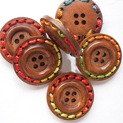 Reronda 4-holebuttons con rosca colorido envuelto, Botones de madera, saddle brown, 25 mm de diámetro
