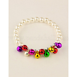 Moda imitazione acrilico perla bracciali elastici per i bambini, con pendenti campana in ottone, per Natale, bianco, 45mm