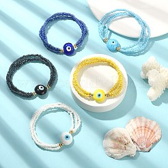 Bracciale elasticizzato a triplo strato con perline di semi di vetro e malocchio lavorato a lume&nbsp;BJEW-JB09472
