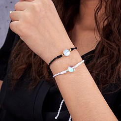 2 stücke 2 farben synthetische mondstein runde perlen schieber armband&nbsp;BJEW-SW00057-02