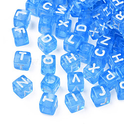Perles en acrylique transparente, cube avec des lettres mélangées aléatoires blanches, bleu profond du ciel, 6x6x6mm, Trou: 3.5mm, environ 3000 pcs/500 g