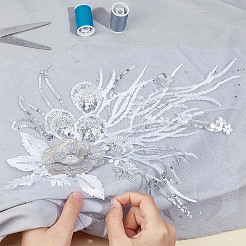 3D-Blumenstickerei aus Polyester zum Aufnähen von Blumenapplikationen&nbsp;PATC-WH0008-24A