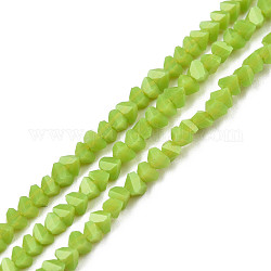 Chapelets de perles en verre opaque de couleur unie, triangle facettes, vert jaune, 3x2x2mm, Trou: 0.8mm, Environ 150~152 pcs/chapelet, 10.43 pouce ~ 11.42 pouces (26.5~29 cm)