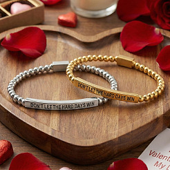 Set aus elastischen Perlenarmbändern aus Edelstahl 304 mit dem Spruch „Lass dich nicht von den harten Tagen besiegen“.&nbsp;NR1474-3
