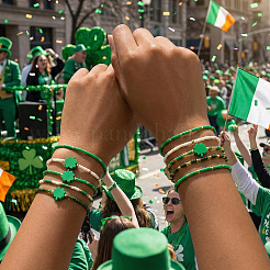 10 Stück St. Patrick's Day Stretch-Armband aus Harz und Glasperlen&nbsp;CW0508