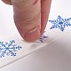 クリスマスをテーマにしたフラットラウンドロールステッカー  粘着紙ギフトタグステッカー  パーティーのために  装飾的なプレゼント  雪の結晶模様  25x0.1mm  500PCS /ロールについて X-DIY-B045-04A-4
