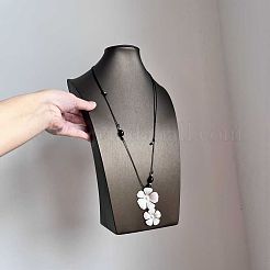 Halskette mit verstellbarem Anhänger in Blumenform aus Messingharz und schwarzem Kunstlederband für Damen&nbsp;WGF4AF0-01