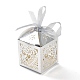 レーザーカット紙は、ハートと花のキャンディーボックスをくり抜く  リボン付きの正方形  結婚式のベビーシャワーパーティーのためのギフト包装を好む  ホワイト  5x5x7.6cm CON-C001-03-1