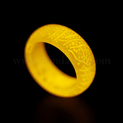 Anello da dito semplice in resina luminosa che si illumina al buio, oro, misura degli stati uniti 8 (18.1mm)