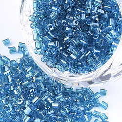 Grade une perles de rocaille en verre, hexagone (deux coupes), couleurs transparentes lustered, bleu acier, 1.5~2.5x1.5~2mm, Trou: 0.8mm, environ 2100 pcs / sachet , 450 g / sac