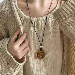 Collana lunga da donna con ciondolo in resina e cordino cerato regolabile.&nbsp;FS-WG1D1FB-01
