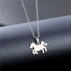Colliers avec pendentif cheval en acier inoxydable&nbsp;PW-WG456C5-01
