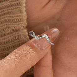 Anelli a forma di onda in argento sterling con micro pavé di zirconi cubici trasparenti&nbsp;FS-WG6021D-04