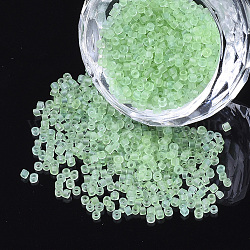 Perlas de cilindro de vidrio transparente, abalorios de la semilla, colores esmerilado, agujero redondo, verde claro, 1.5~2x1~2mm, agujero: 0.8 mm, aproximamente 8000 unidades / bolsa, aproximamente 85~95 g / bolsa