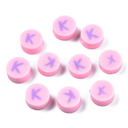 Manuell Polymer Ton Perlen, flach rund mit Alphabet, rosa, letter.k, 9x3.5~5 mm, Bohrung: 1.6 mm