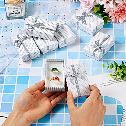 Картонные подарочные коробки для ювелирных изделий в горошек с бантом&nbsp;LS-CON-TAC0001-10C