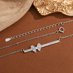 Collana da donna con ciondolo a fiocco in ottone con micro pavé di zirconi cubici trasparenti e catena in acciaio inossidabile 304.&nbsp;WG67A1C-01