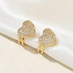 Orecchini a polsino a forma di C con cuore in ottone e micro pavé di zirconi cubici trasparenti per San Valentino.&nbsp;EJEW-L316-01G-08